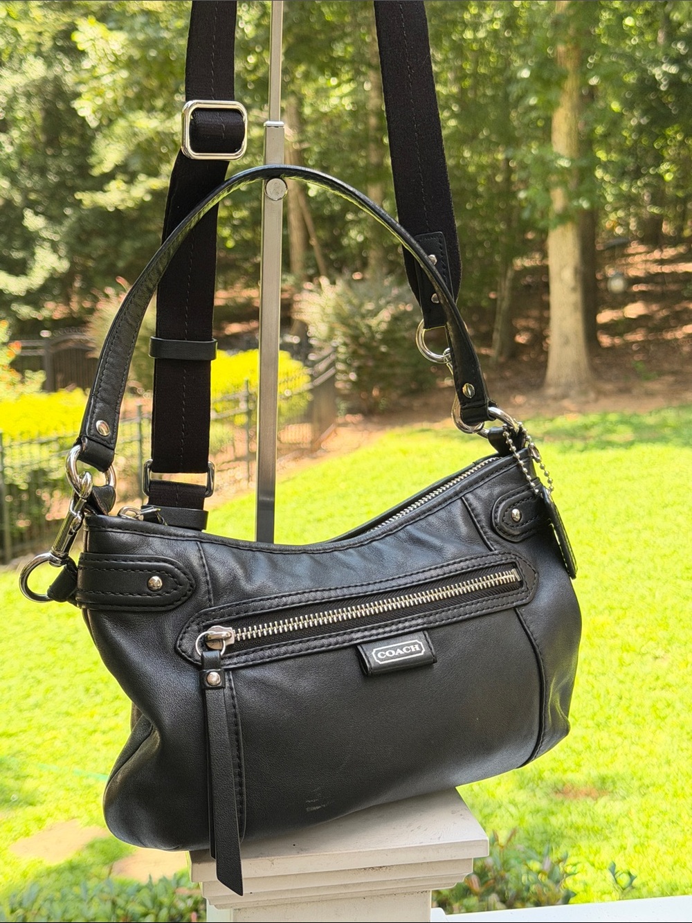 Coach Vintage Y2K Daisy Black Leather Shoulder Bag with Front Zip and Logo.